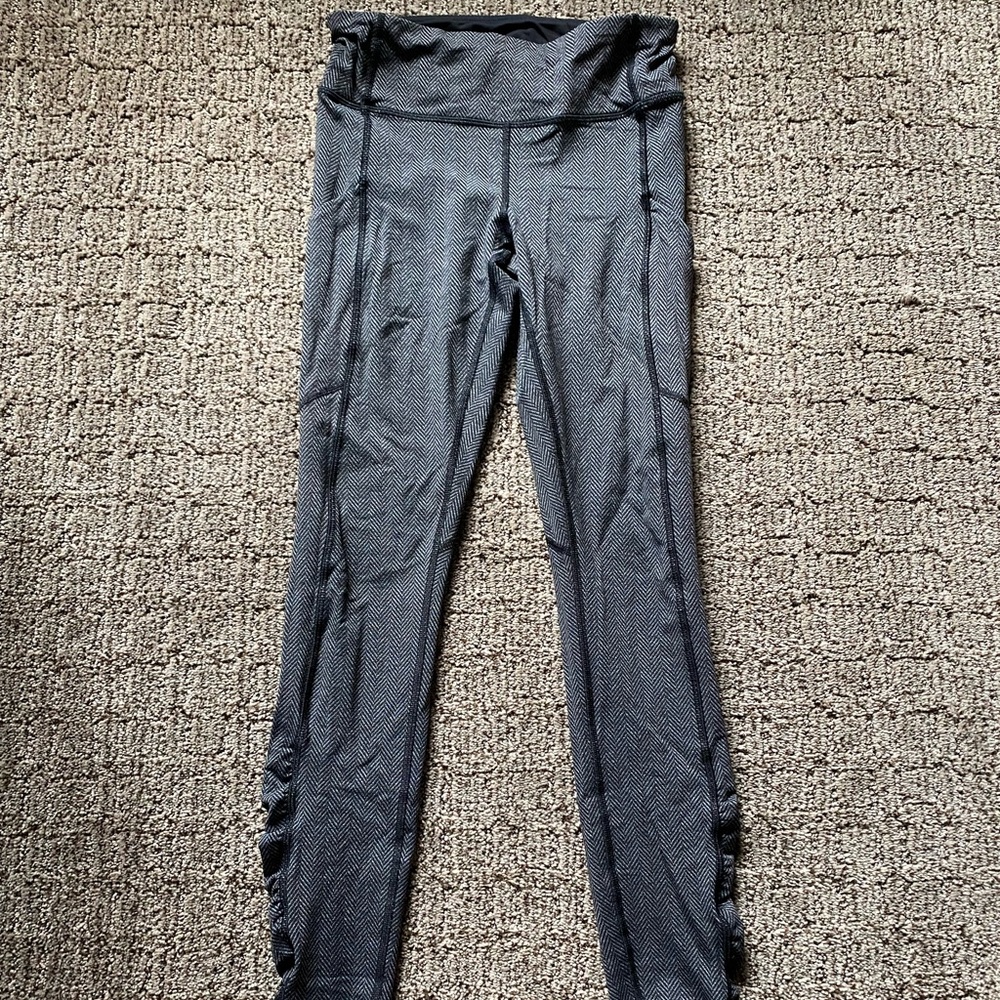 Lululemon leggings with pockets. Chevron print.